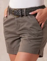 Short negro de algodón, marca One Five One. Pretina con pasadores, botón y cierre. Delantera con bolsillos. Botón en bolsillos traseros. Incluye cinturón trenzado negro.