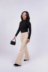 Polera blanca de cuello alto y mangas largas.