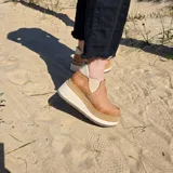 Zapatos de cuero color tostado con plataforma alta, elastano lateral y detalle de textura símil serpiente en el talón.