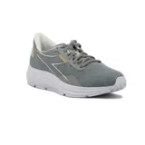Championes deportivos Diadora modelo Active Passo 2, color gris con detalles en dorado y blanco. Presentan capellada de malla transpirable, logo lateral en forma de flecha y suela gruesa blanca.