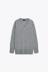 Jersey de punto amplio confeccionado en lana, con escote en pico, manga larga y acabados en rib.