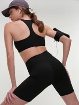 Calza corta deportiva tiro alto, color verde oscuro, confeccionada en tejido elástico con costuras reforzadas que aportan soporte y comodidad durante el entrenamiento.