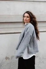 Buzo tejido en mohair de corte crop, con cuello redondo y tajos laterales. Diseño holgado con mangas largas.