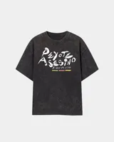 Remera de algodón con efecto lavado ácido, corte oversize y estampa frontal con el logo de la banda Peyote Asesino y la frase Bien de Vivo.