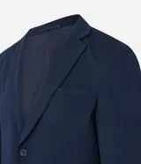 Blazer azul marino de tricolina con cuello clásico, modelo entallado y textura ligera.