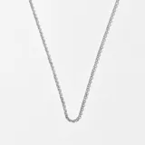 Cadena plateada de eslabones pequeños.