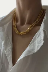 Collar dorado de acero quirúrgico con eslabones tipo espiga y cierre de mosquetón con cadena de alargue.