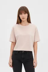 Remera negra de algodón de corte ancho y corto, con mangas cortas y cuello redondo a la base.
