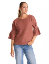 Buzo tejido de punto fino color blanco, con cuello redondo y mangas tres cuartos con terminación acampanada.