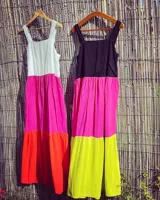 Vestido largo de fibrana con breteles finos, corte amplio y diseño color block en negro, fucsia y amarillo.