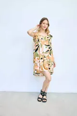 Vestido corto con estampado abstracto en tonos beige, naranja, verde y negro.