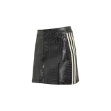 Minifalda Adidas de cuero sintético con textura efecto cocodrilo, diseño negro con franjas blancas laterales y cierre de cremallera.