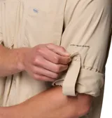 Camisa de manga larga Columbia en color beige, confeccionada en tejido técnico con tecnología Omni-Shade y Omni-Wick. Presenta cuello clásico, cierre frontal con botones y dos bolsillos frontales con solapa.