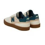 Championes urbanos New Balance modelo 272, color beige con detalles en verde azulado y suela de goma color caramelo. Presentan el logo N característico en el lateral y diseño de caña baja.