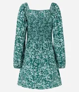 Vestido corto de viscosa con estampado floral liberty, escote cuadrado, mangas largas, busto drapeado y lastex en la espalda.