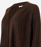 Cardigan de punto canelado color gris oscuro, con diseño alargado, frente abierto sin cierre y manga larga. Presenta una textura suave y caída ligera.