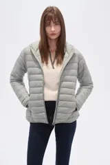 Campera acolchada color gris claro, con capucha fija y cierre frontal. Presenta costuras horizontales que crean un efecto matelassé.