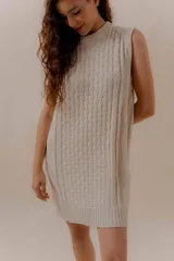 Vestido corto tejido color rojo, sin mangas y con cuello redondo.