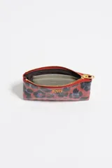 Monedero de tamaño grande con estructura rígida y exterior con textura brillante, estampado animal print en tonos rojo, negro y azul. Cuenta con cierre de cremallera dorado, logo metálico de Bimba y Lola y tarjetero interior.