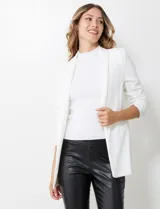 Blazer blanco de crepe, marca BBJ, con cuello solapa, bolsillos delanteros y mangas tres cuartos con frunce. Cuenta con forro interno y diseño abierto al frente.