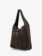 Cartera tipo hobo de diseño amplio y estructura flexible, confeccionada en gamuza color marrón con acabado desgastado. Cuenta con un asa única para llevar al hombro y un cierre frontal con detalle de hebilla metálica decorativa.
