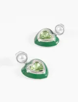Aros colgantes con forma de corazón verde esmeralda, borde plateado con strass y clip superior con perla blanca.