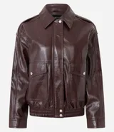 Campera bomber de poliuretano color marrón oscuro, con cuello clásico, cierre frontal con botones a presión, bolsillos delanteros con solapa, puños y bajo elásticos, y recortes estructurados.
