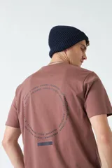 Remera negra de algodón con estampado circular en la espalda con nombres de ciudades.