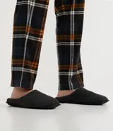 Pantuflas tipo chancla de la marca Viko, confeccionadas en tejido de poliéster de textura suave en color azul marino, con interior forrado y suela de goma termoplástica.
