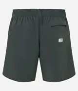 Bermuda masculina de tejido tecnológico en color verde oscuro, con diseño liso, cintura elástica con cordón interno de ajuste, bolsillos laterales y ruedo redondeado.
