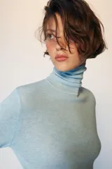 Jersey de punto celeste con cuello subido y manga larga, confeccionado con mezcla de lana.