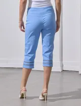 Pantalón capri blanco de gabardina elastizada, marca Ruby Rd. Tiene pretina ancha elastizada, bolsillos simulados en la parte delantera y detalle de puntilla en el ruedo.
