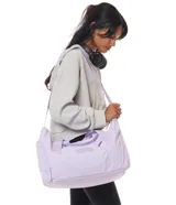 Bolso deportivo tipo duffel de la marca Jansport, color bordó, con doble asa de mano y correa ajustable para hombro. Cuenta con cierre principal, bolsillo frontal con cierre y logo de la marca aplicado.