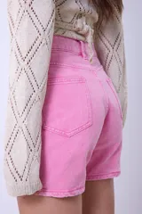 Short de jean color rosa, corte mom, tiro alto y ruedo desflecado.