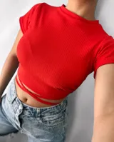 Remera corta de morley con mangas cortas y tiras para atar en la cintura.