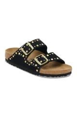Sandalias Birkenstock modelo Arizona con dos tiras ajustables de gamuza negra decoradas con remaches metálicos dorados. Presenta hebillas doradas, plantilla anatómica de corcho y suela de goma negra.