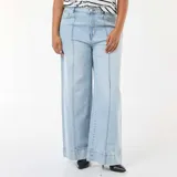 Jean de corte wide leg en color azul claro, con talle alto y detalle de pinzas verticales en la parte frontal. Presenta un diseño de pierna ancha y cierre clásico con botón y cremallera.