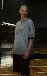 Remera de manga corta, cuello redondo y calce oversize, color gris oscuro con efecto batik/lavado. Estampado frontal con la palabra "Ravers" en tipografía cursiva estilo universitario en tono azul oscuro.