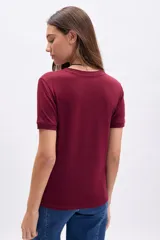 Remera de manga corta color bordó, con cuello redondo y calce holgado.