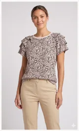 Remera de manga corta con diseño de volados en los hombros y cuello redondo. Presenta un estampado de manchas tipo animal print en tonos beige y negro.