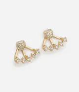 Caravanas ear jacket de metal dorado con diseño de corazón en la base frontal y estructura posterior adornada con piedras de cristal brillante.