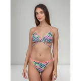 Bikini United Uy modelo Mika, compuesto por un top triangular con tiras cruzadas en la cintura y una bombacha tipo tanga. Presenta un estampado vibrante con motivos florales y geométricos en zigzag, con detalles en color rosa neón.