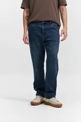 Pantalón de jean corte regular con tiro medio, diseño clásico de cinco bolsillos, cierre frontal con botón y bragueta, y pasacintos en la cintura.