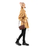 Bota tipo Chelsea de caña media, confeccionada en material sintético con acabado brillante. Presenta paneles elásticos laterales, suela track dentada y lengüeta en el talón para facilitar el calce.