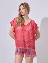 Kaftan color coral con diseño calado y terminación con flecos.