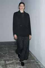 Blazer Zara de corte recto confeccionada en mezcla de lana, color gris oscuro. Presenta cuello con solapas de muesca, cierre frontal cruzado con botones y bolsillos delanteros con solapa.