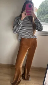 Pantalón Oxford de terciopelo verde oliva, tiro alto con elástico en la cintura.