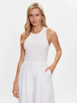 Remera blanca acanalada sin mangas, de corte slim y cuello redondo.