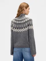 Buzo de punto con cuello alto, diseño estampado estilo fairisle con rayas horizontales y puntos en tonos tostado y blanco. Presenta mangas largas con puños acanalados y ruedo recto.