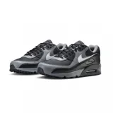 Championes Nike Air Max 90 con tecnología Gore-Tex, en combinación de colores negro y gris. Presentan un diseño robusto con paneles de malla y cuero sintético, suela con unidad de aire visible y el logo de la marca en el lateral.